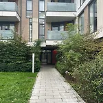 3-Bed 2-Bath Designer Apt In Canada Water