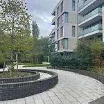 3-Bed 2-Bath Designer Apt In Canada Water