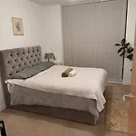 3-Bed 2-Bath Designer Apt In Canada Water