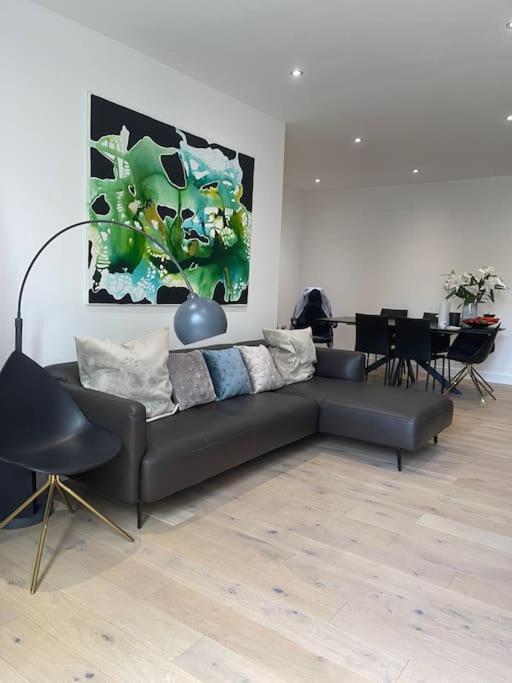 3-bed 2-bath Designer Apt In Canada Water Londres