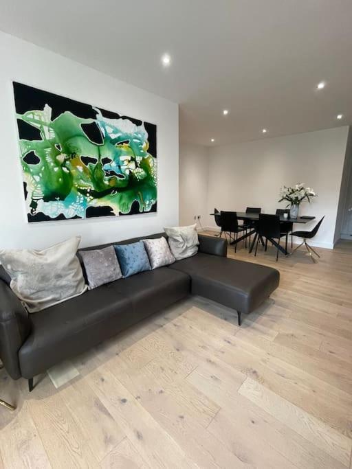 3-bed 2-bath Designer Apt In Canada Water Londres
