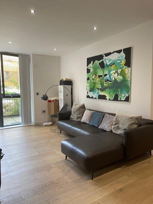 3-bed 2-bath Designer Apt In Canada Water Londres