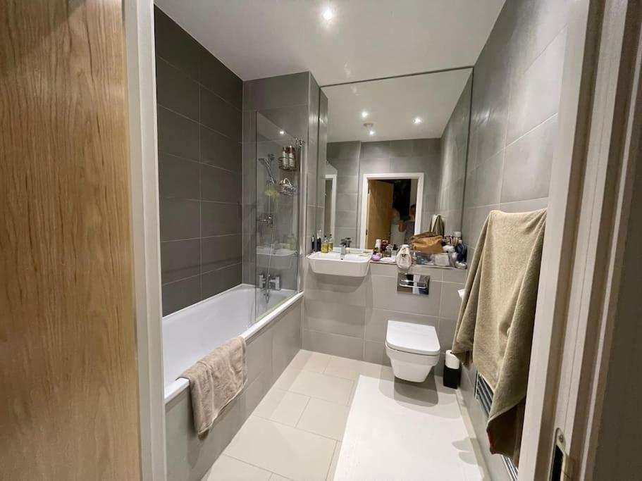 Apartamento 3-bed 2-bath Designer Apt In Canada Water Londres