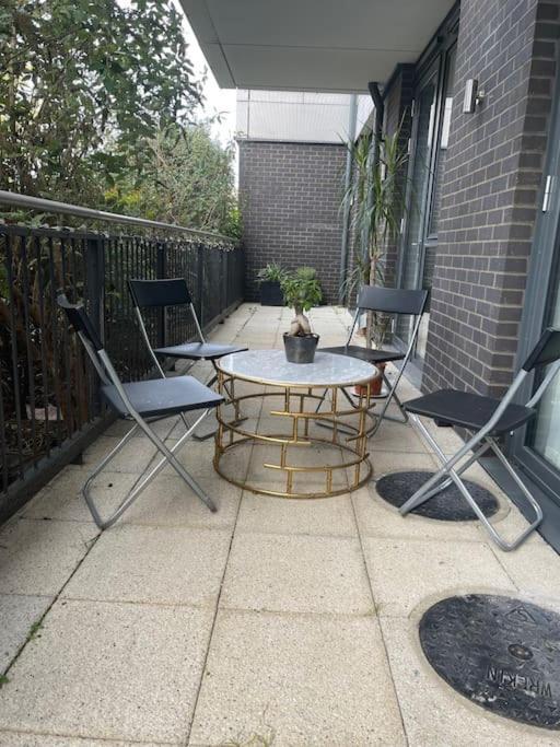 3-bed 2-bath Designer Apt In Canada Water *