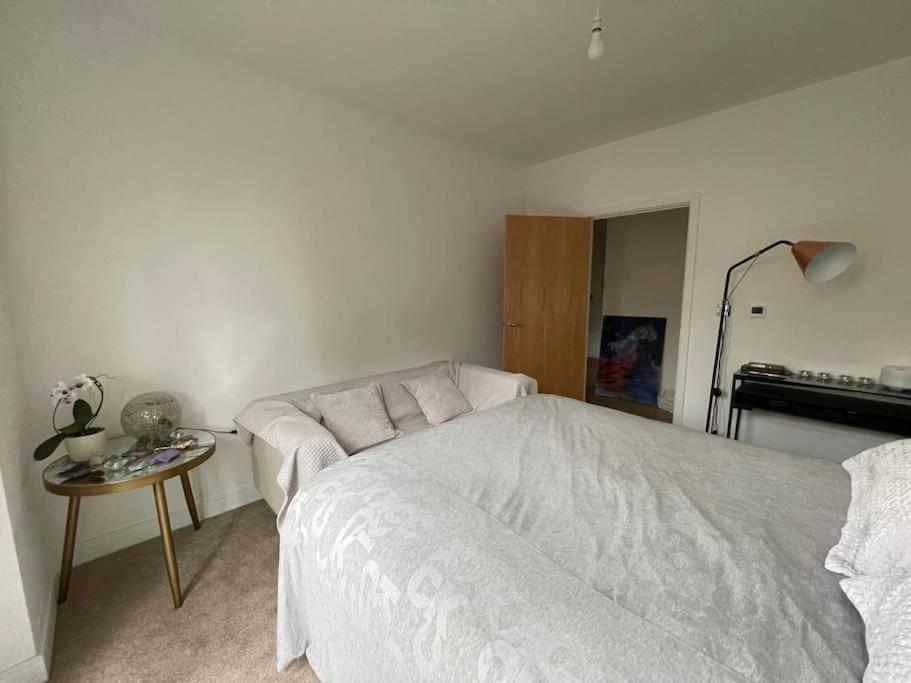 3-bed 2-bath Designer Apt In Canada Water *
