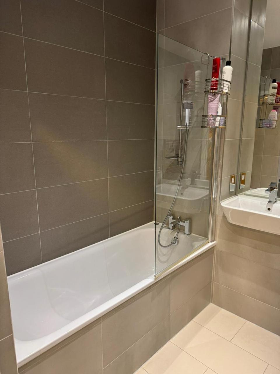 Apartamento 3-bed 2-bath Designer Apt In Canada Water Londres