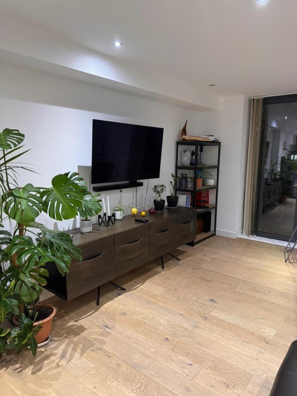 3-bed 2-bath Designer Apt In Canada Water Londres